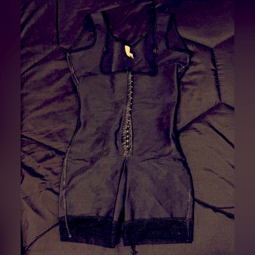 Perfect mold of waist and hips, that reduces and refines your silhouette.